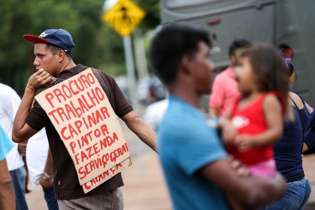 Apesar da redução dos índices de desmprego, o rendimento médio dos trabalhadores caiu. Mais de 38 milhões de pessoas são trabalhadores informais. Foto: Marcelo Camargo/Agencia Brasil
