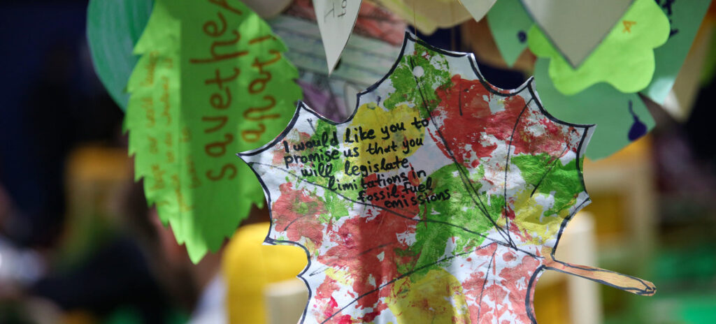 Participantes da COP26 penduraram promessas e petições aos líderes mundiais na forma de folhas de cores diferentes na Conferência do Clima em Glasgow, Escócia. Foto: Unfccc/Kiara Worth