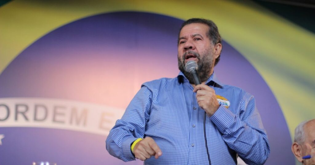 O presidente nacional do PDT, Carlos Lupi, apresentou à Câmara dos Deputados um pedido de impeachment do presidente Jair Bolsonaro (PL).