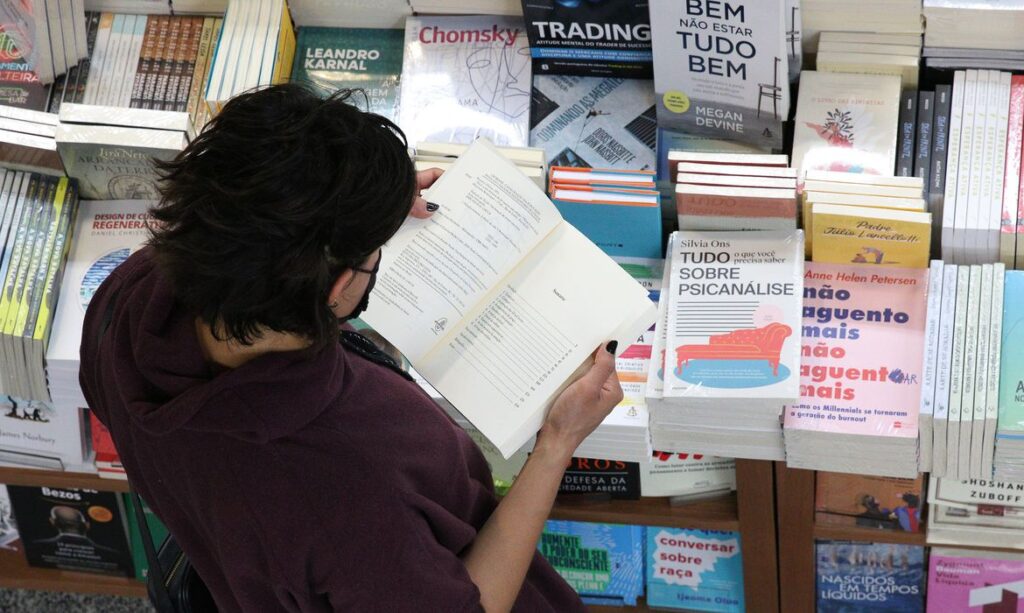 O Governo de Santa Catarina divulgou ofício que determina a retirada de nove títulos das bibliotecas das escolas estaduais