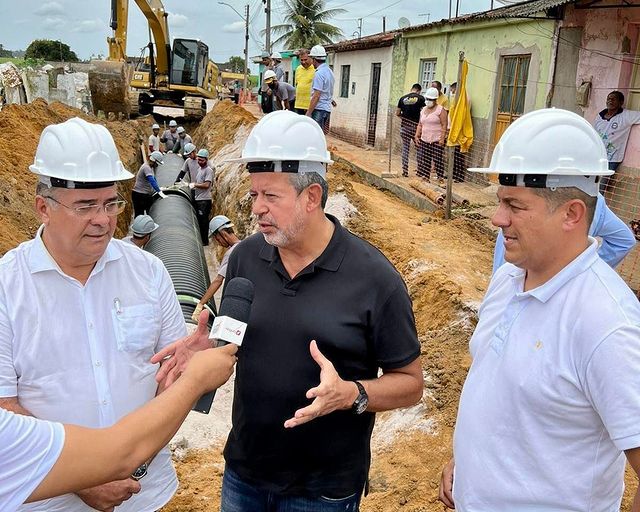 Arthur Lira concede entrevista em São Miguel dos Campos, ao lado do prefeito da cidade, George Clemente (MDB). Foto: Arthur Lira via Instagram