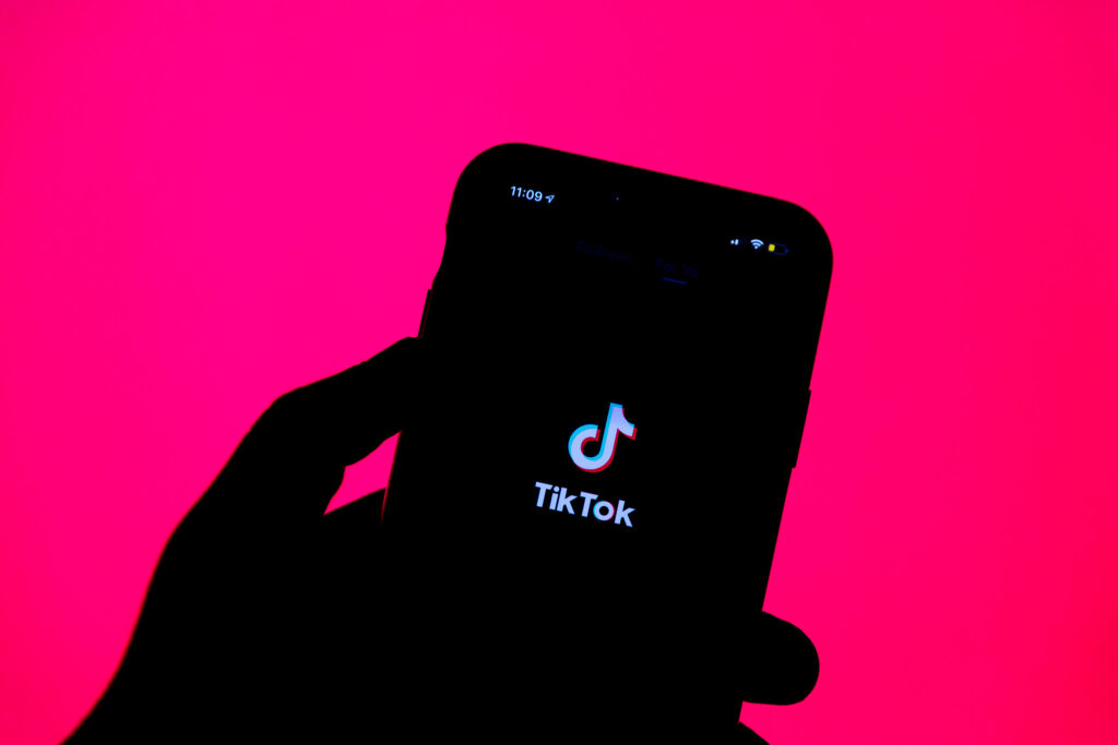 O logo do aplicativo TikTok, da Bytedance, em um celular. Foto: Solen Feyissa via Flickr