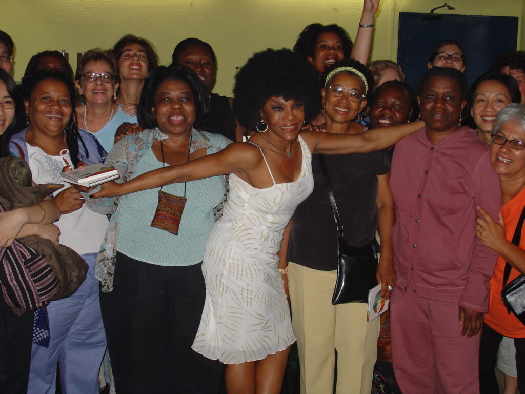 Foto com Elza Soares. Crédito: A Rede PROSPERA DE Fundo de Mulheres celebra encontro internacional em show com Elza Soares (2004). Acervo Fundo Elas+.