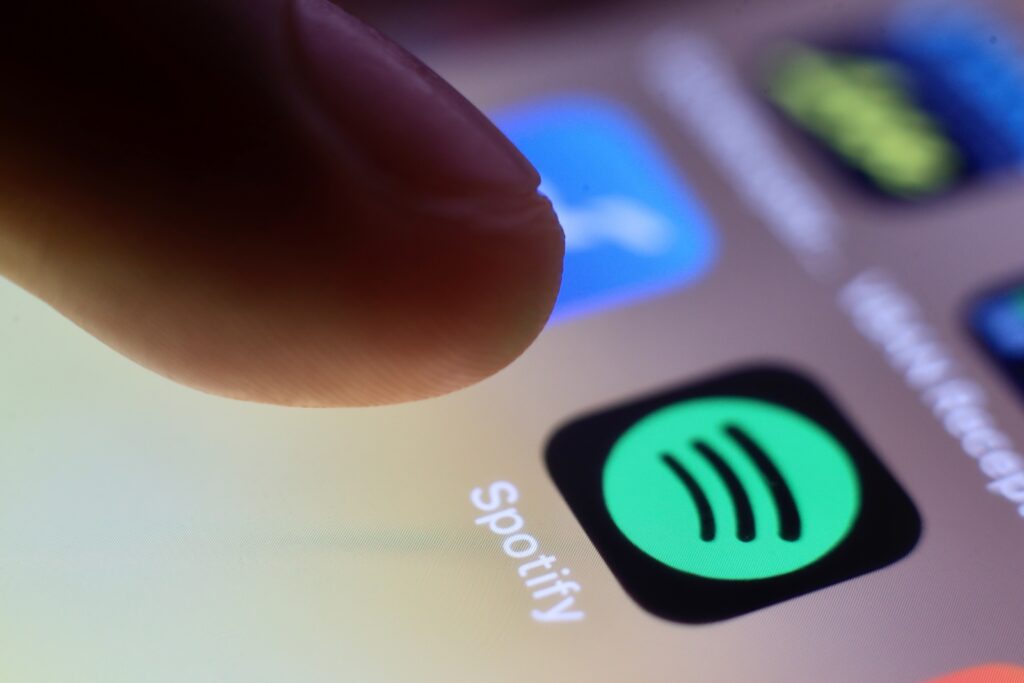 Spotify: Após uma série de boicotes, a plataforma de streaming Spotify terá medidas para combater a desinformação sobre a Covid-19. Foto: Reprodução