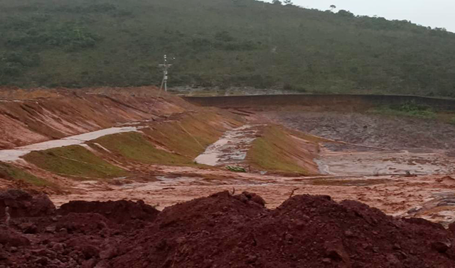 Minas Gerais sofre com chuvas intensas nos últimos dias. Dique de contenção de sedimentos de mineração transbordou no último sábado (8).