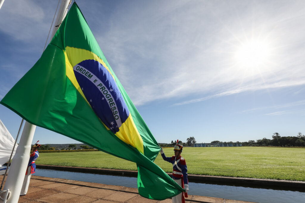 (Brasília - DF, 17/12/2019) Hasteamento da Bandeira Nacional. Foto: Marcos Corrêa/PR