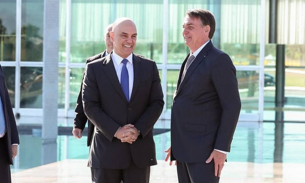 Presidente Jair Bolsonaro (PL) se reúne com os ministros do Supremo Tribunal Federal (ST), Alexandre de Moraes e Edson fachin. Relação não é das mais amistosas.