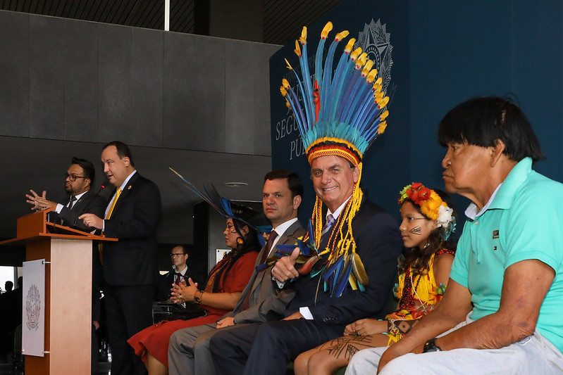 Jair Bolsonaro em cerimônia de entrega da Medalha do Mérito Indigenista. Ao fudo, presidente da FUNAI, Marcelo Xavier, em discurso. Foto: Clauber Cleber Caetano/PR