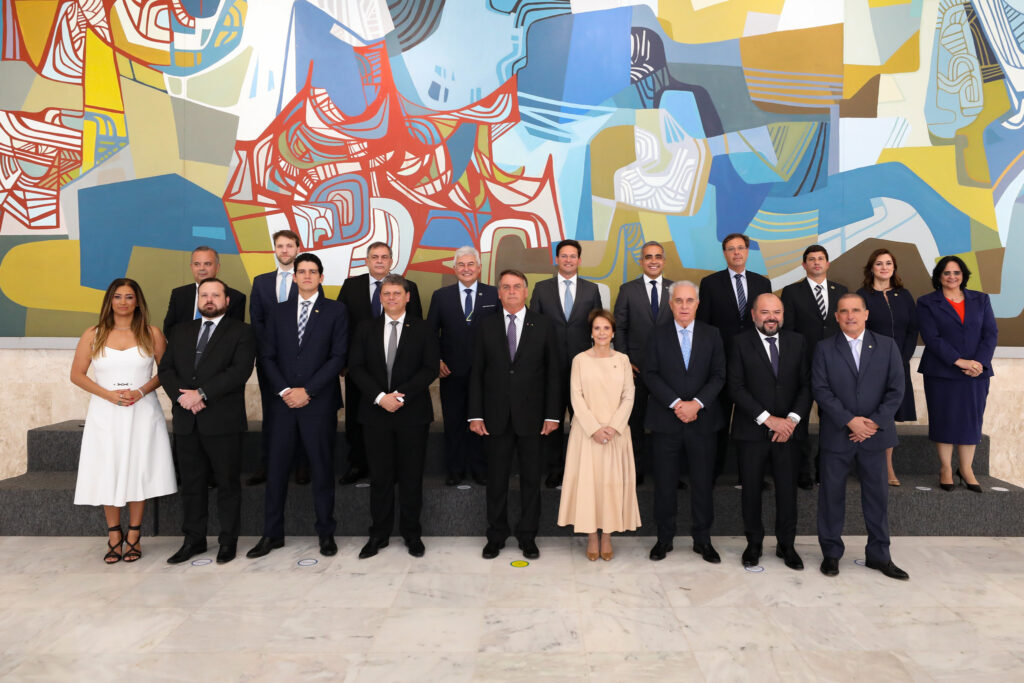 Bolsonaro juntamente com os ex-ministros e os substitutos. Foto: Clauber Cleber Cetano/PR