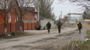 Soldados da República de Donetsk andam em região abandonada da cidade ucraniana de Mariupol. Foto: Ivan Rodionov/Sputnik
