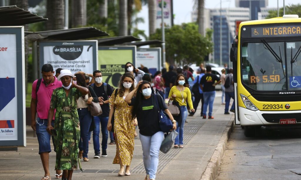 Após dois anos da pandemia, o Distrito Federal tirou a obrigatoriedade do uso das máscaras em todos os locais. Foto: Marcelo Camargo/Agência Brasil