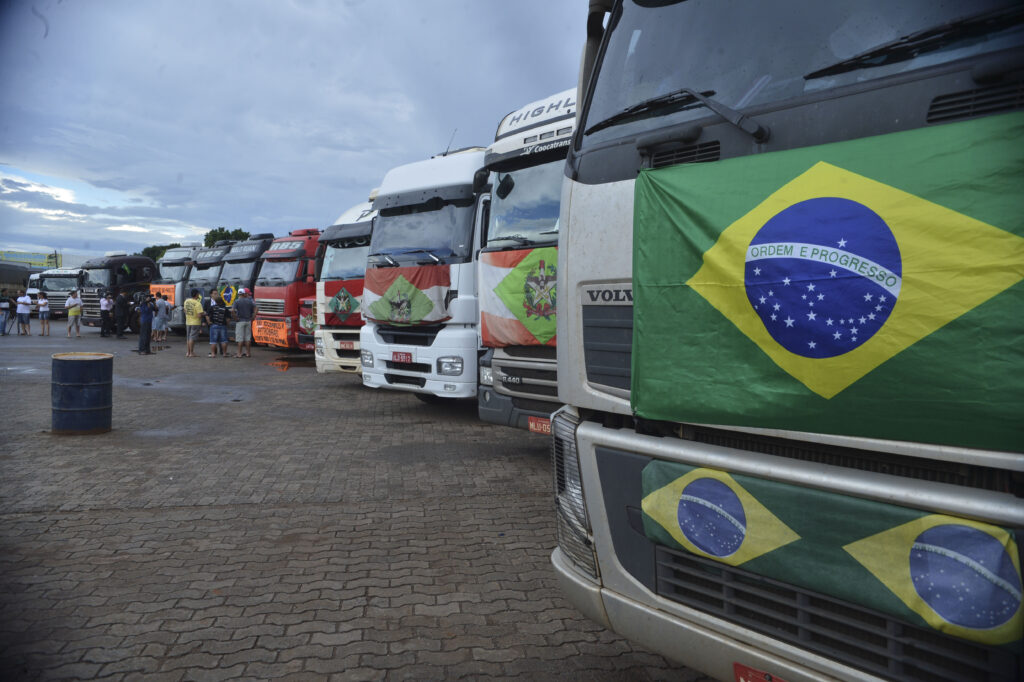 Comboios de caminhões foram financiados por empresas ligadas ao agronegócio, afirma Abin. Foto: Valter Campanato/Agência Brasil