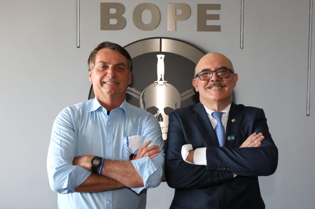 Em 2020, Milton Ribeiro posou com o presidente jair Bolsonaro junto ao logo do Bope.