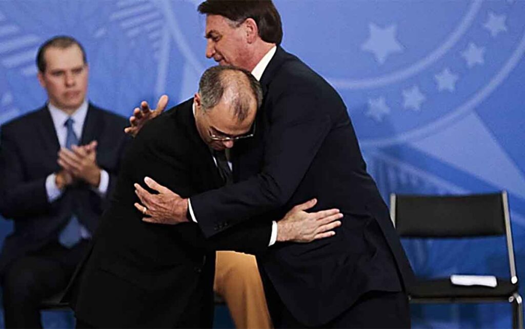 André Mendonça abraça Bolsonaro em cerimônia no Palácio do Planalto. Foto: Agência Brasil