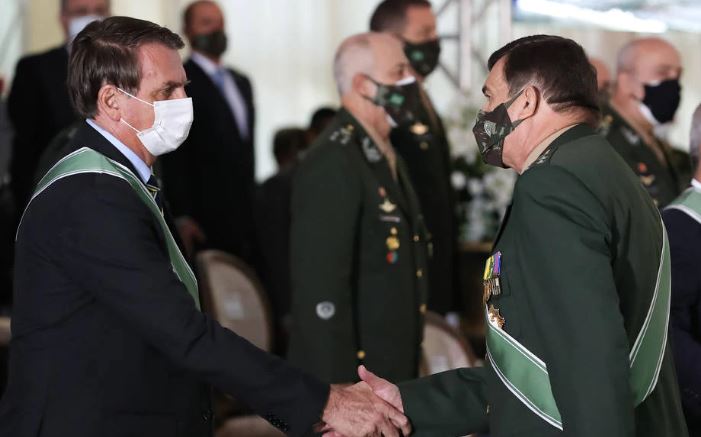 Bolsonaro cumprimenta minsitro da Defesa, general Paulo Sérgio Nogueira de Oliveira. Foto: Marcos Correa/PR