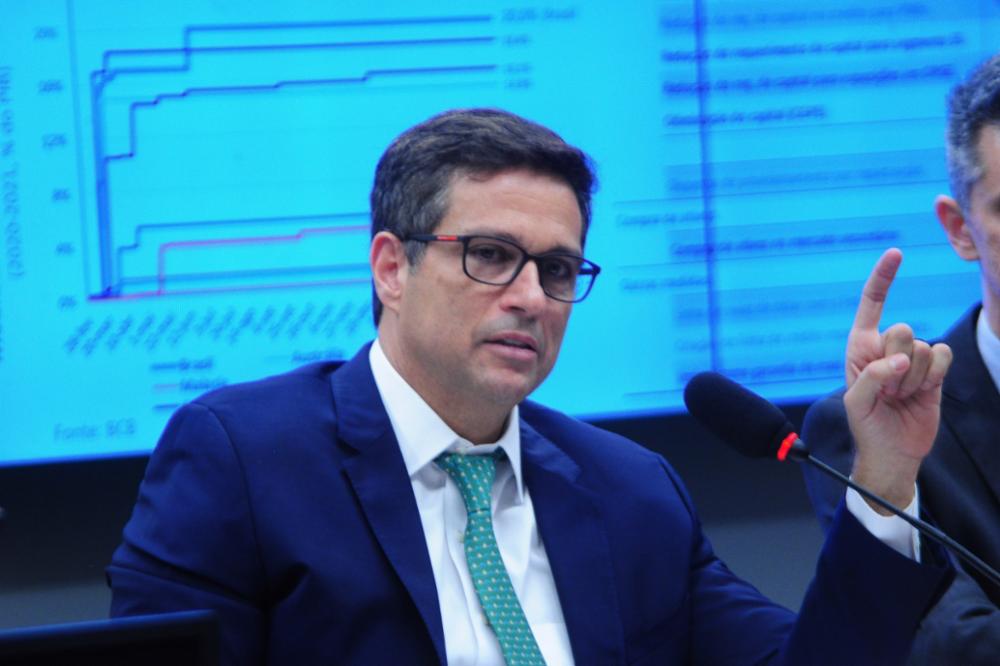 Presidente do Banco Central, Roberto Campos Neto destacou que “subir os juros é sempre ruim”, pois acaba freando a atividade econômica.