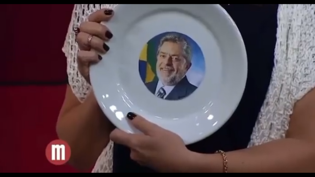 Em quadro na televisão onde convidados quebram pratos com fotos de desafetos, Adriana Ferrari tentou quebrar prato com imagem de Lula. Foto: reprodução