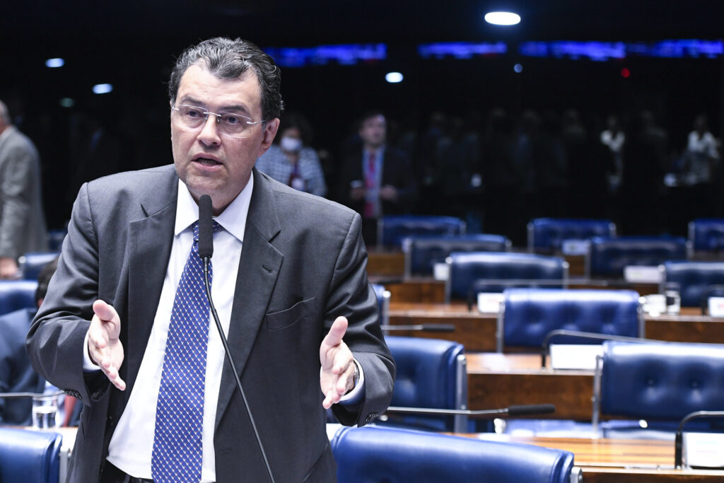Senador Eduardo Braga (MDB-AM) propõe emenda ao PLP que fixa teto do ICMS para os combustíveis. Foto: Jefferson Rudy/Agência Senado