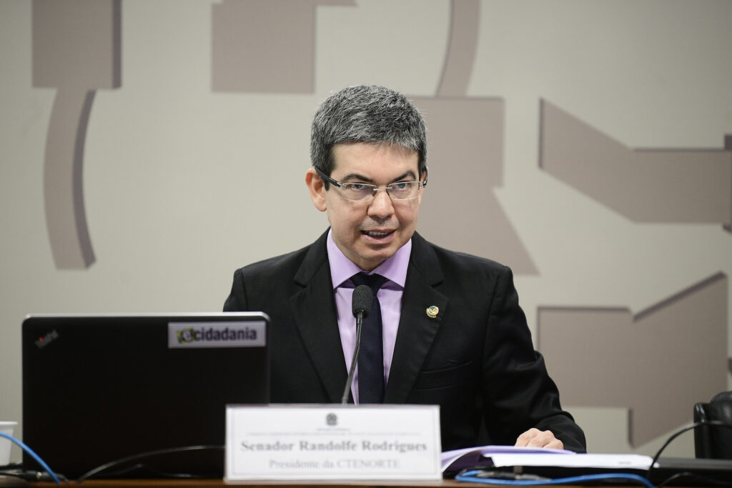 Senador Randolfe Rodrigues (Rede-AP) presidirá comissão externa para investigar assassinatos de Bruno Araújo Pereira e Dom Phillips.