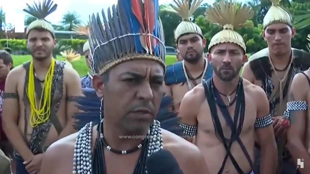 Durante o velório do indigenista Bruno Pereiraem Pernambuco, indígenas compareceram para cantar em sua homenagem. Foto: reprodução