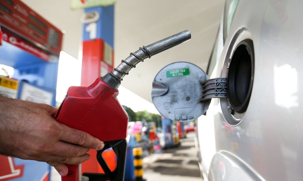 Estados começam a reduzir a alíquota do ICMS na gasolina.