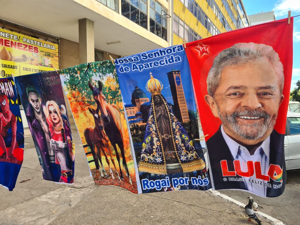 Toalha do ex-presidente Lula (PT) exposta no Setor Comercial Sul de Brasília (DF). Foto: Caio Matos/Congresso em Foco