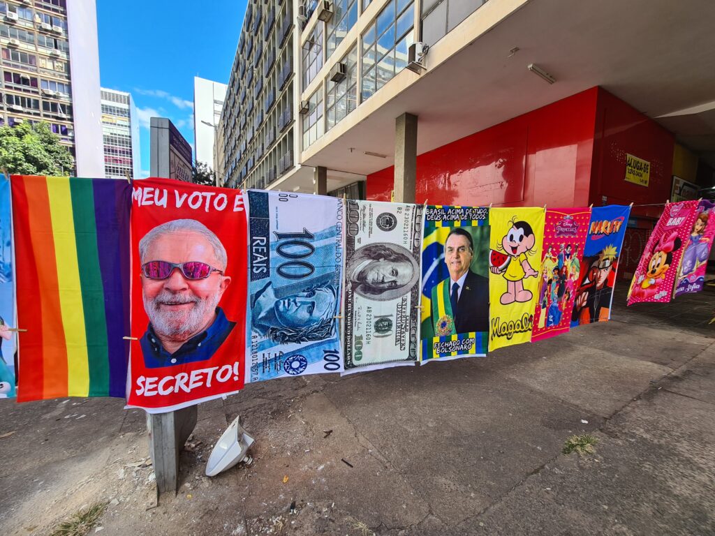 Em comércio de rua de Brasília, toalha do ex-presidente Lula (PT) vende mais do que a do presidente Jair Bolsonaro (PL). Foto: Caio Matos/Congresso em Foco