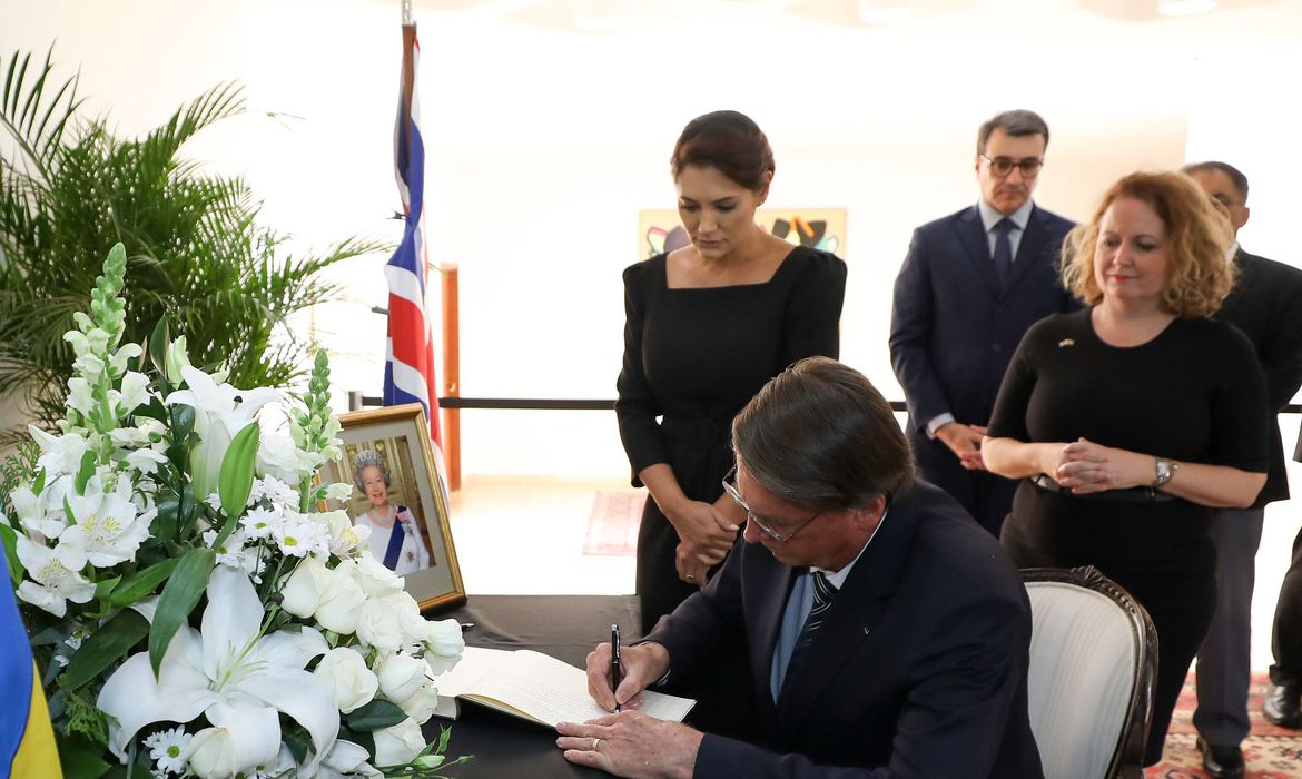 Michelle Bolsonaro confunde funeral da rainha com desfile de moda