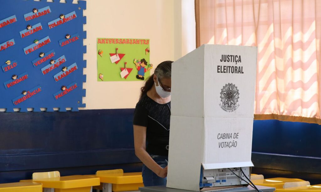 Nas eleições deste ano, eleitor deverá apertar até 16 dígitos e teclar “confirma” cinco vezes. Foto: Rovena Rosa/Agência Brasil