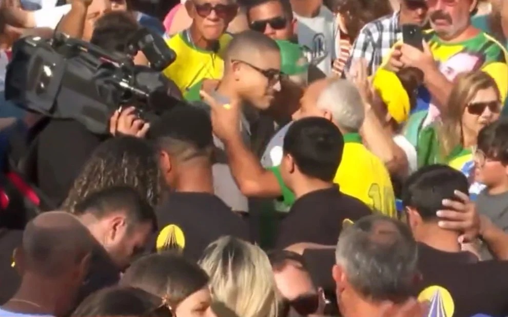 Apoiadores do presidente Jair Bolsonaro (PL) causaram tumultos na frente da Basílica Nacional de Aparecida nessa quarta-feira (12). Foto: Reprodução