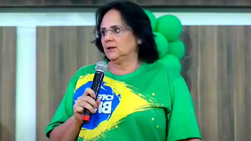 A ex-ministra da Mulher, Família e Direitos Humanos, Damares Alves, participou de um culto em Goiânia nesse domingo (9). Foto: Reprodução/YouTube