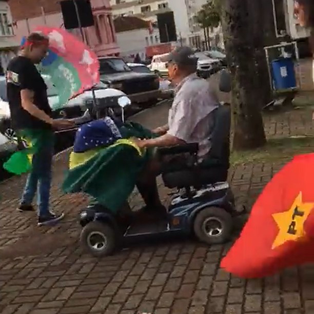 Um idoso utilizou uma cadeira de rodas motorizada para tentar atropelar manifestantes que faziam propaganda do PT e do ex-presidente Lula. Foto: Reprodução/Twitter