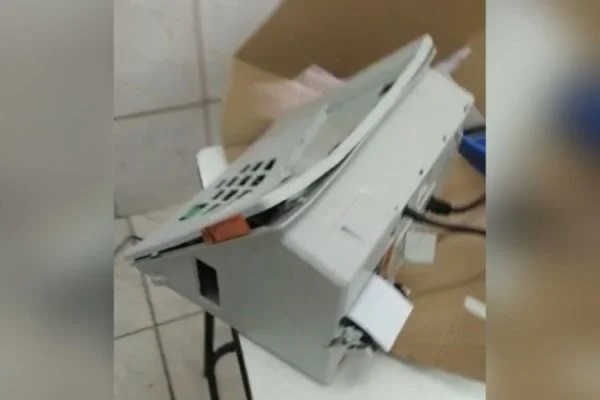 Um homem foi filmado na manhã deste domingo (2) quebrando uma urna eletrônica em Goiânia (GO). Foto: Reprodução
