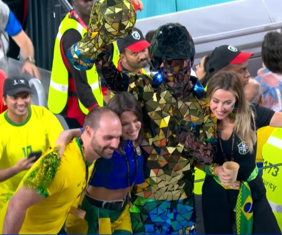 O deputado federal Eduardo Bolsonaro (PL-SP) foi visto durante uma transmissão ao vivo acompanhando o jogo da seleção brasileira no Catar. Foto: Reprodução/Redes sociais