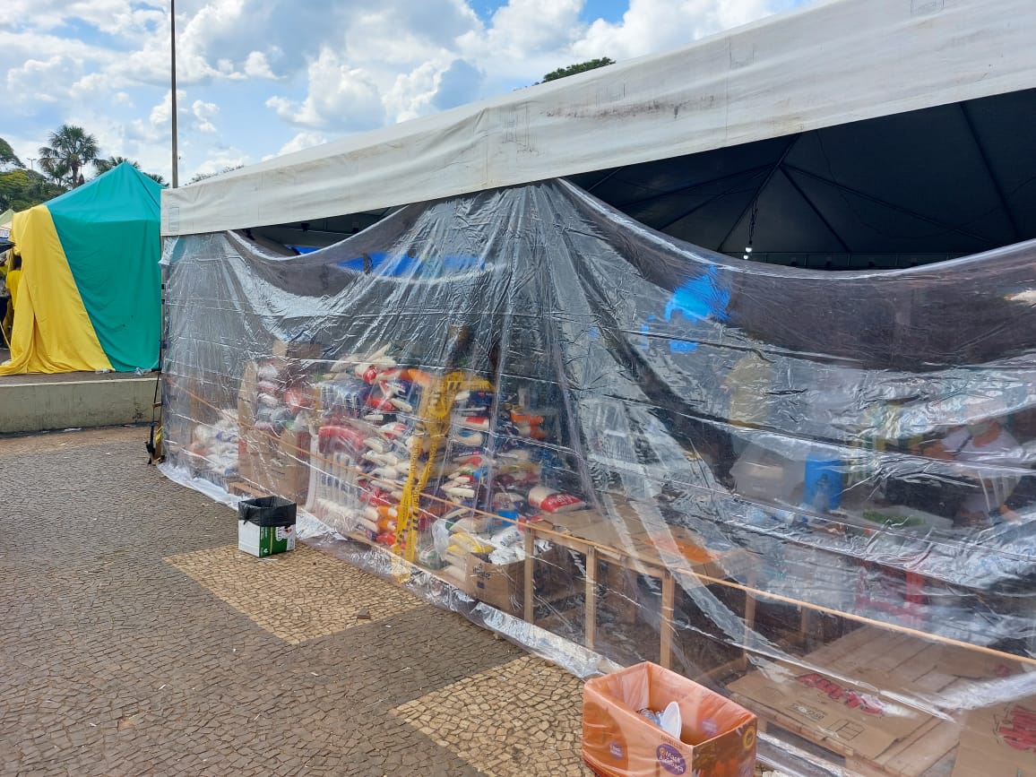 Em manifestação, tenda é utilizada como armazém para alimentos que serão distribuídos entre participantes. Foto: Lucas Neiva/Congresso em Foco