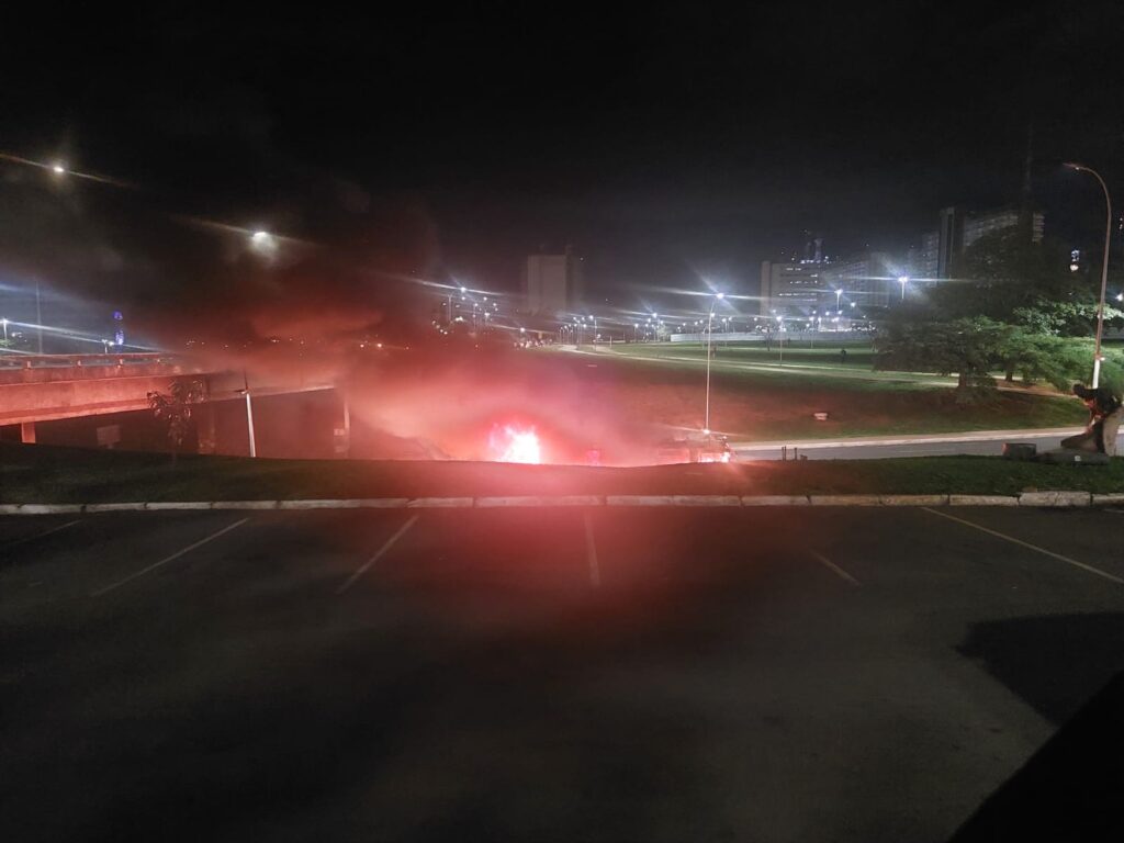 Chamas de ônibus incendiado próximo à rodoviária, instantes antes de explodir. Foto: Lucas Neiva/Congresso em Foco