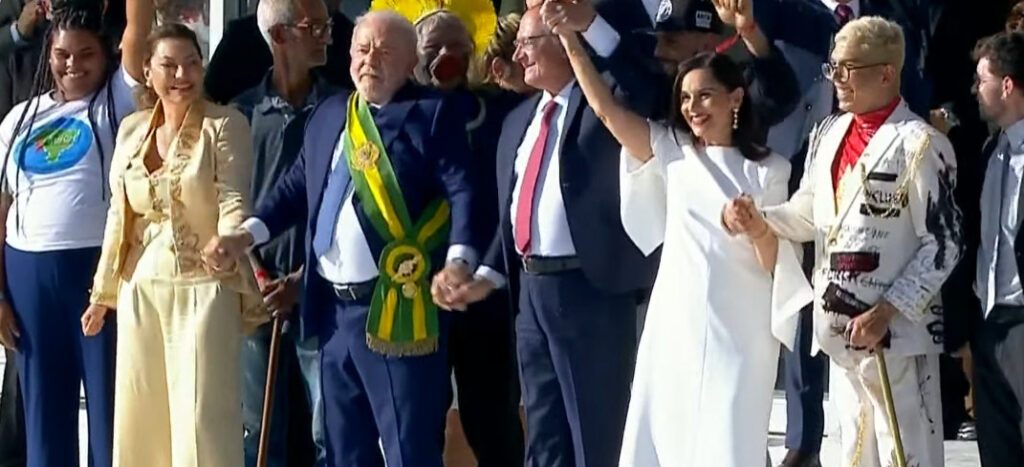 Na ausência de Bolsonaro, Lula recebeu faixa de representantes de diferentes grupos sociais, incluindo mulheres, negros e indígenas. Foto: reprodução/TV Senado