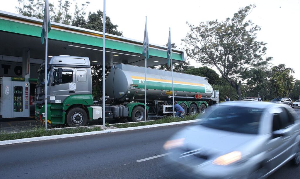 Redução dos preços anunciada pela Petrobras coincidirá com o retorno dos impostos federais incidentes sobre os combustíveis. Foto: Marcello Casal Jr./ABr