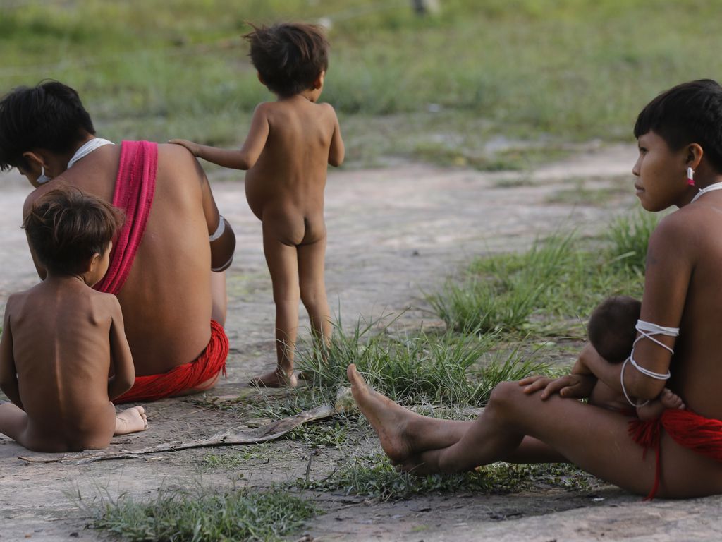 Mulheres e crianças yanomami em Surucucu, Terra Indígena Yanomami. Bolsonaro queria, como deputado, revogar a área reservada aos indígenas em Roraima. Foto: Fernando Frazão/ABr