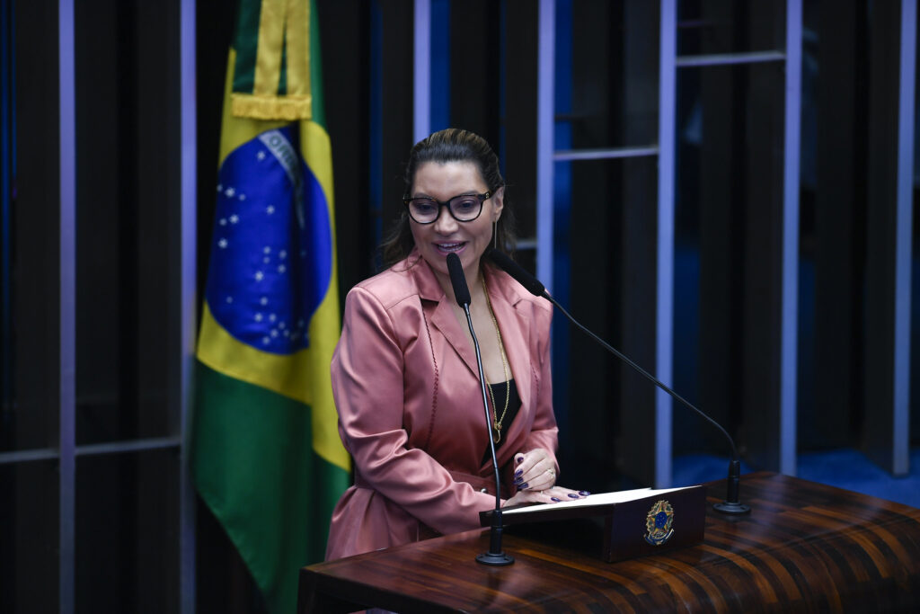 A primeira-dama Janja da Silva chamou a atenção para os ataques sofridos pelas mulheres na política ao receber o diploma Bertha Luz. Foto: Edilson Rodrigues/Agência Senado