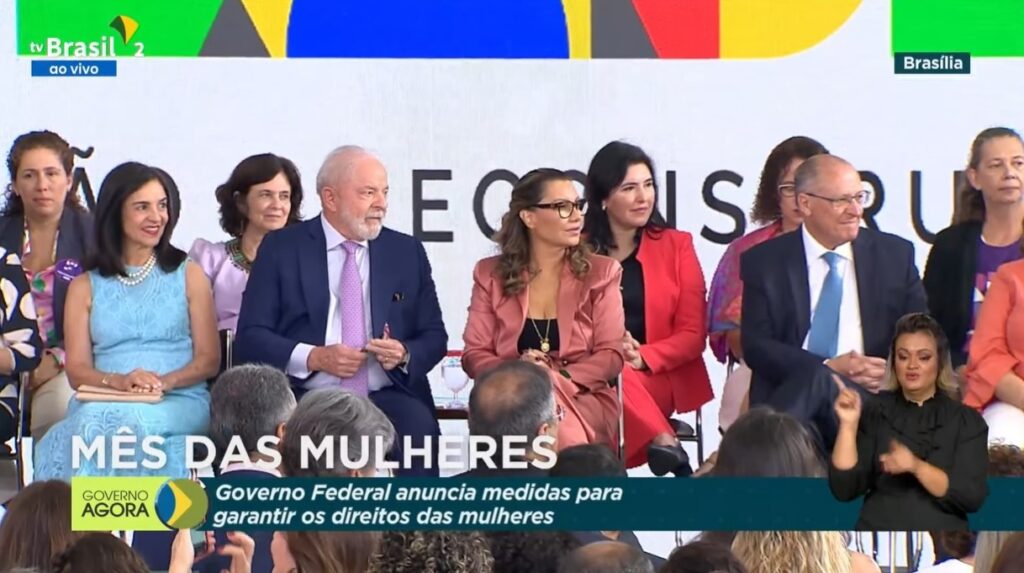 O presidente Lula anuncia nesta quarta-feira (8), em evento no Palácio do Planalto, uma série de medidas voltadas para as mulheres. Foto: Reprodução/TV Brasil