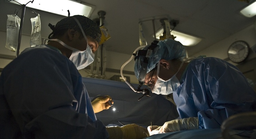 Médicos fazem procedimento cirúrgico. Foto: Pixabay
