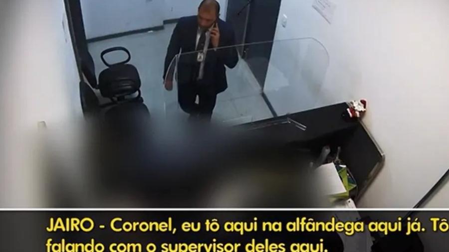 Vídeos mostram o militar tentando retirar as joias avaliadas em R$ 16,5 milhões da alfândega da Receita Federal no aeroporto de Guarulhos (SP). Foto: Reprodução/Globo News