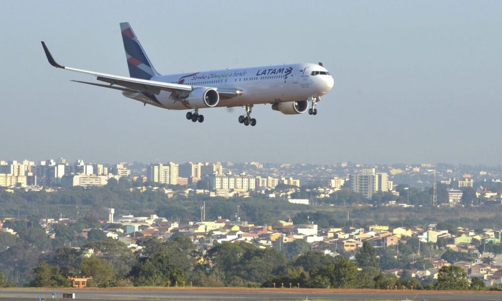 CCJ do Senado aprovou um Projeto de Lei que assegura o direito de crianças e adolescentes viajarem ao lado dos responsáveis em voos. Foto: Antonio Cruz/Agência Brasil