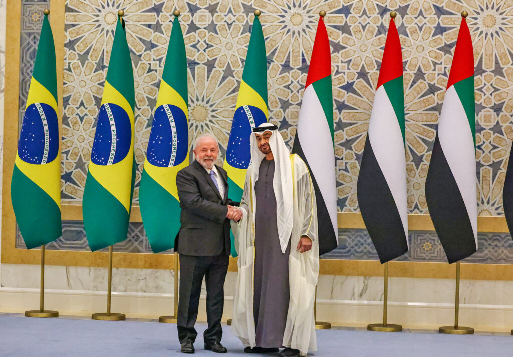 Nos Emirados Árabes, Lula assinou uma série de acordos de cooperação em áreas como comércio, esporte e inteligência artificial juntamente com o xeique Mohammed bin Zayed al-Nahyan. Foto: Ricardo Stuckert/PR