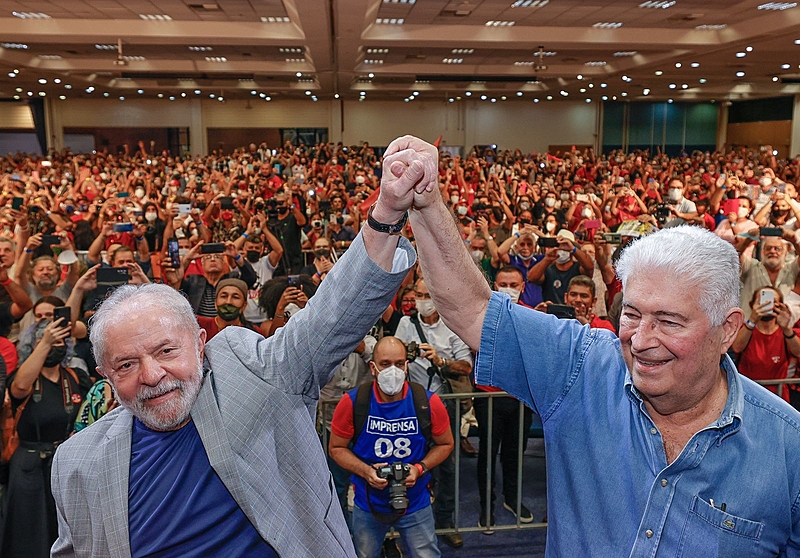 Lula e Requião durante o ato de filiação do ex-senador e ex-governador paranaense ao partido, em março de 2022. Foto: Ricardo Stuckert