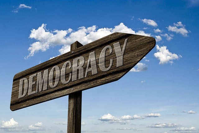 Há amplos setores que defendem a democracia como valor universal, definitivo, inabalável e permanente. Nem todos aderem à esta convicção. Foto: Pixabay