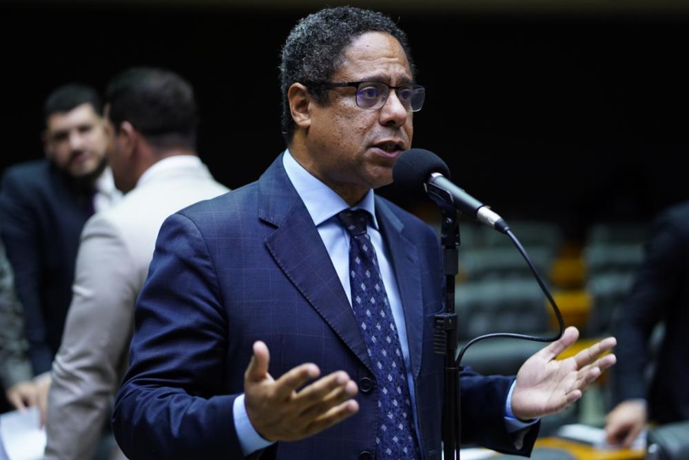 O deputado federal Orlando Silva (PCdoB-SP) apresentou na noite dessa quinta-feira (27) o seu parecer sobre o Projeto de Lei (PL) 2630/2020, conhecido como “PL das Fake News”. Foto: Pablo Valadares/Câmara dos Deputados