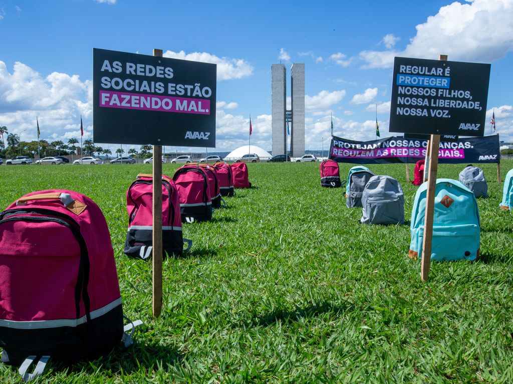 Mochilas instaladas em frente ao Congresso em manifestação pela regulação da internet. Foto: Fabio Rodrigues Pozzebom/Agência Brasil