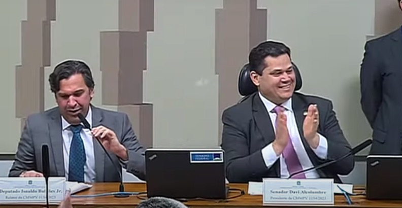 Deputado Isnaldo Bulhões e senador Davi Alcolumbre comemoram aprovação do texto da MP na Comissão Mista. Foto: Divulgação